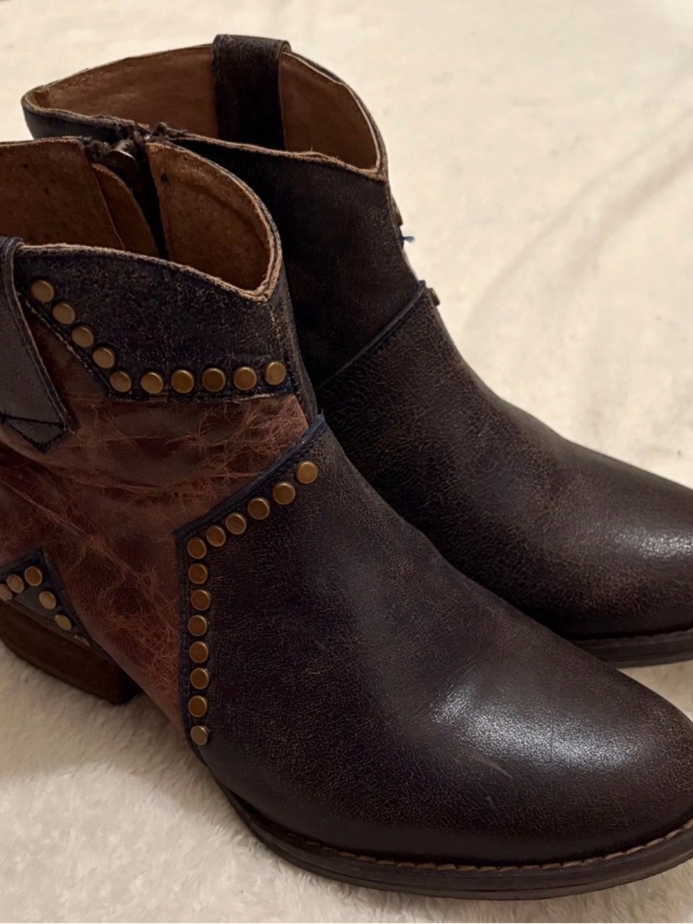 Circle G Two-Tone Brown Star Studded Leather Ankle Booties Zip Mexico Western